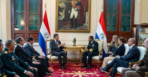 Peña houdt een belangrijke ontmoeting met admiraal Holsey - Mercopress 1 Peña houdt een belangrijke ontmoeting met admiraal Holsey - Mercopress