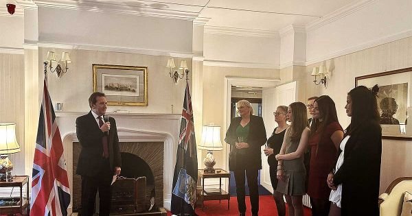 Falklands, studenten uit Argentinië, Paraguay en Uruguay, wonen een week op de eilanden